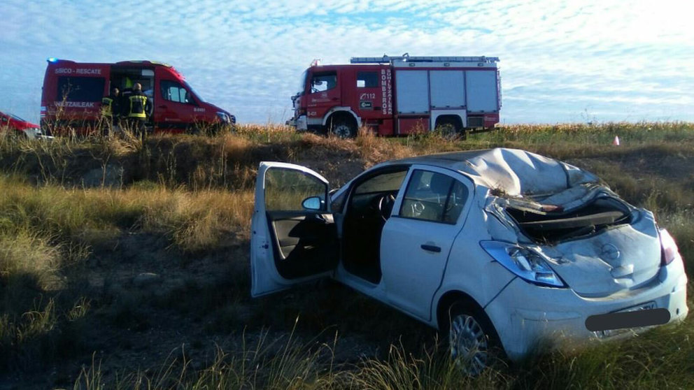 El coche accidentado en Pitillas en el que dos personas han resultado heridas, entre ellos el conductor que ha dado positivo en alcoholemia BOMBEROS