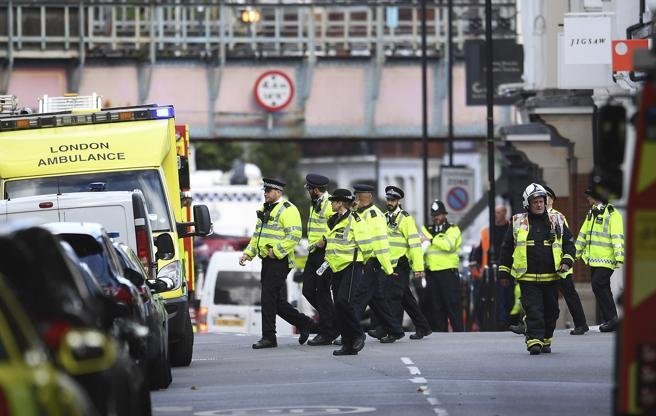 Agentes en los alrededores del metro de Londres tras la explosión. EFE