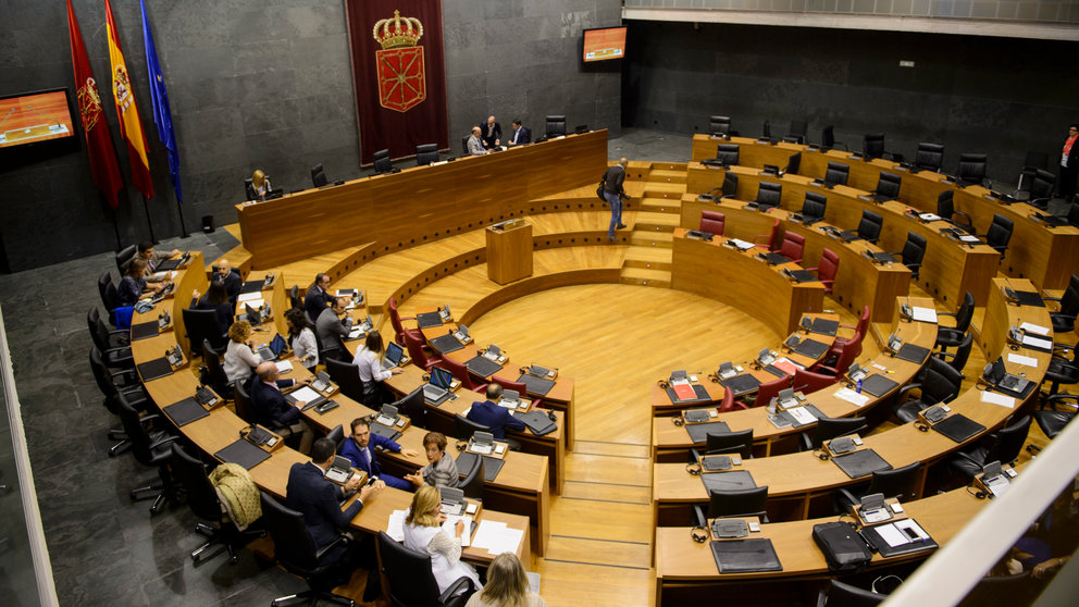 El pleno del Parlamento de Navarra casi vacío durante la concentración en apoyo al referéndum catalán. PABLO LASAOSA