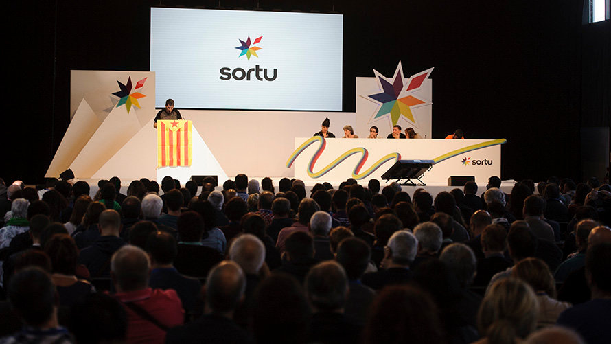 Arkaitz Rodríguez sustituye a Arnaldo Otegi en la conferencia celebrada por Sortu en Pamplona. MIGUEL OSÉS (17)