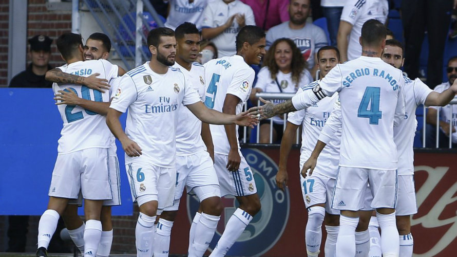 Los jugadores blancos celebran un gol. Real Madrid.