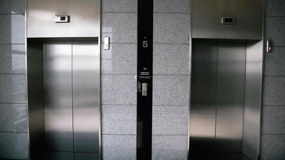 Dos ascensores en un edificio de viviendas.