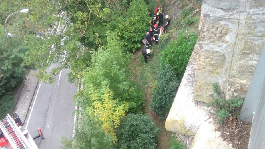 Rescate de los bomberos a una chica de 17 años tras precipitarse desde la muralla de Pamplona BOMBEROS DE NAVARRA