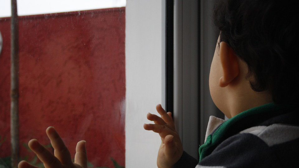Un niño en una ventana ARCHIVO