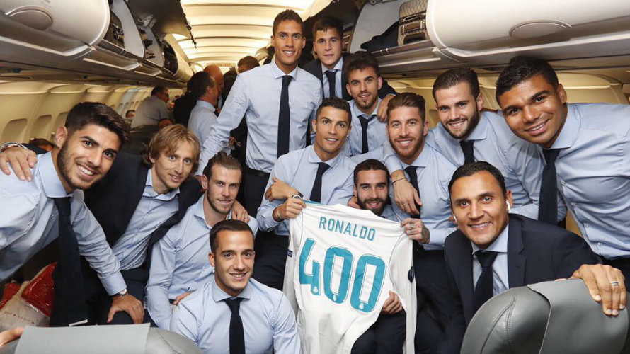 Cristiano sujeta la camiseta con los 400 partidos. Real Madrid.