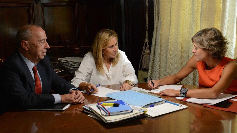 La ministra de agricultura Isabel García Tejerina durante una reunión con la presidenta del PPN Ana Beltrán y el senador popular José Cruz Pérez Lapazarán CEDIDA