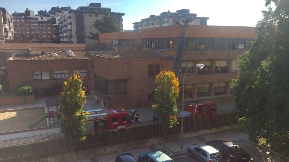 Intervención de los bomberos en el colegio Teresianas de Pamplona.