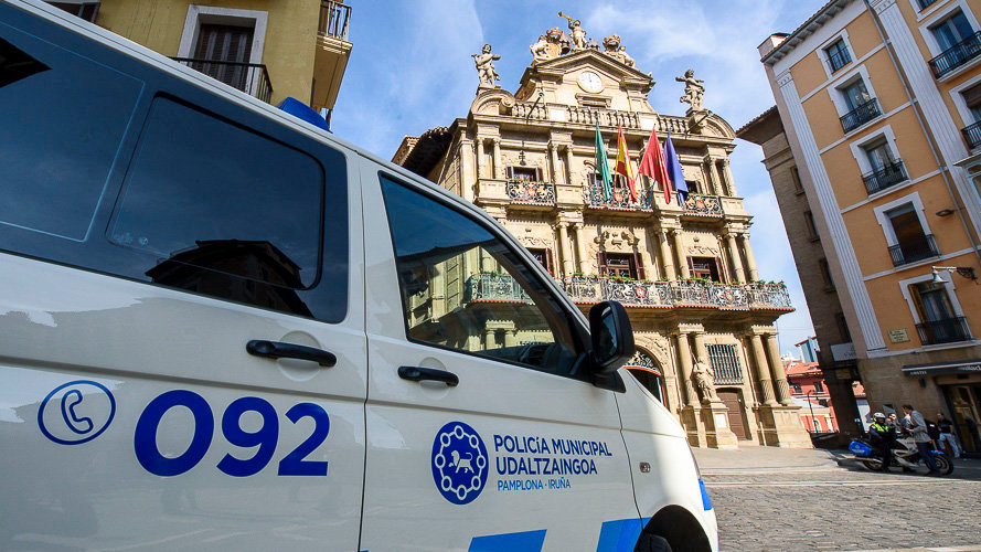 La Policía Municipal de Pamplona presenta su nuevo uniforme y vehículos rotulados. PABLO LASAOSA 02