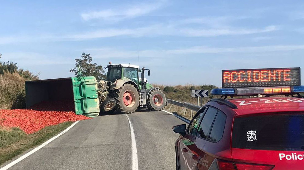 Carretera cortada en Traibuenas por el vuelco de un remolque cargado con tomates POLICÍA FORAL