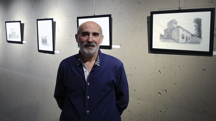 Pedro Arizcuren junto a su exposición
