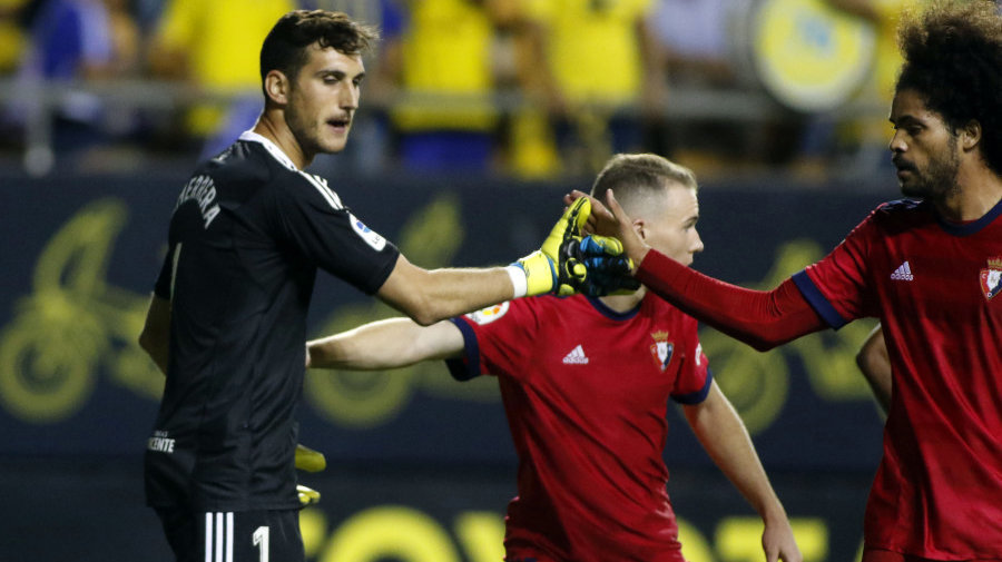 Aridane felicita al portero de Osasuna Sergio Herrera después de parar uno de los tres penaltis que detuvo en Cádiz