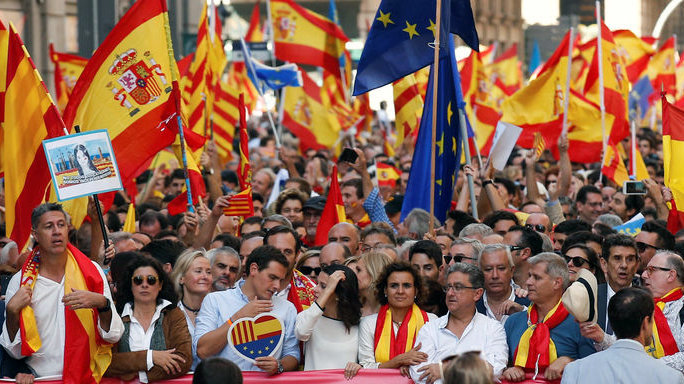 Miles de personas se manifiestan en Barcelona en favor de la unidad de España. AGENCIAS (2)