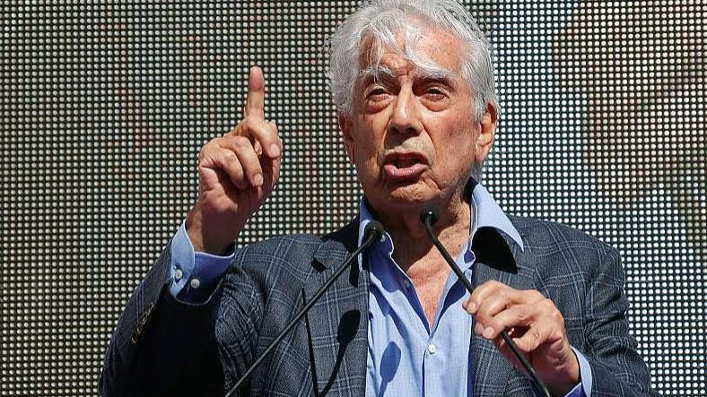 Mario Vargas Llosa, durante su discurso de este domingo en Barcelona.