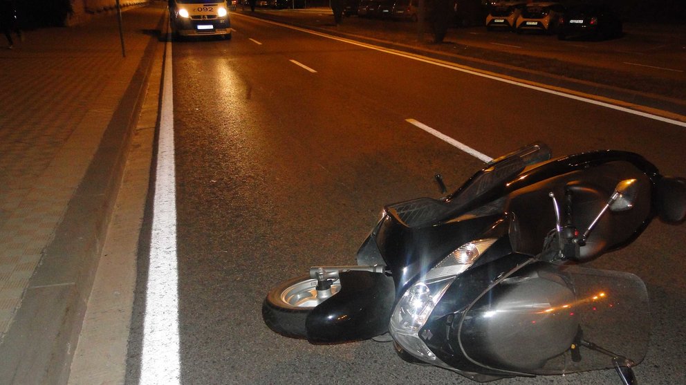 Imagen de la motocicleta de un hombre de 71 años que resultó herido al caerse en la avenida Juan Pablo II de Pamplona.