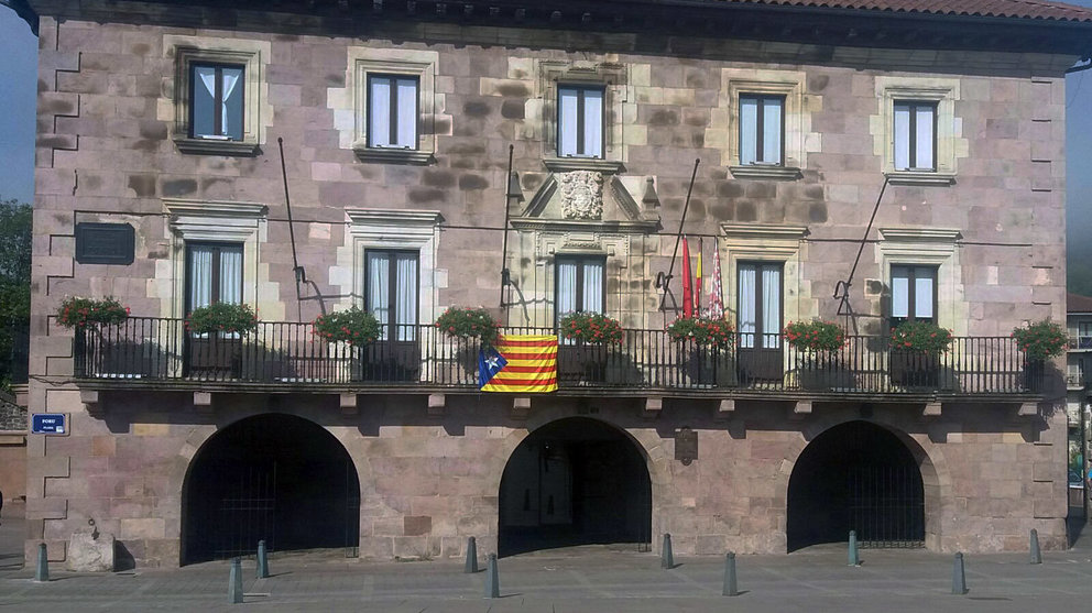 El Ayuntamiento de Baztán, con la estelada catalana colocada en su fachada.
