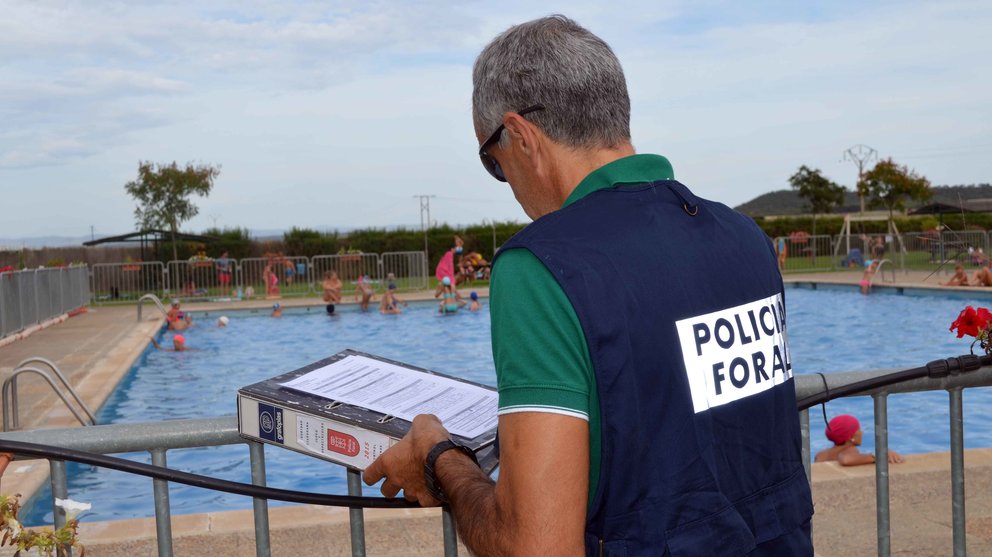 Un agente de la Policía Foral durante la inspección de una de las piscinas en verano.