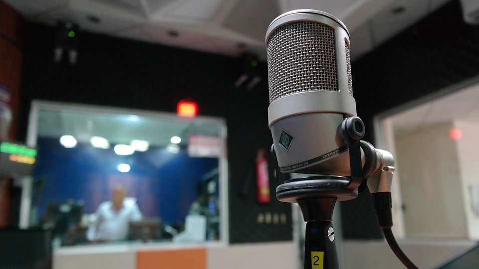 Imagen de un micrófono en la cabina de grabación de una radio ARCHIVO