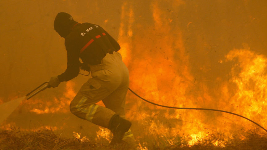 Un bombero trabaja en uno de los incendios que asola Galicia en este mes de octubre