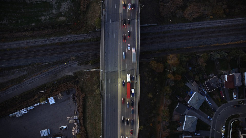 Imagen aérea de un camión y varios coches circulando por una autopista ARCHIVO
