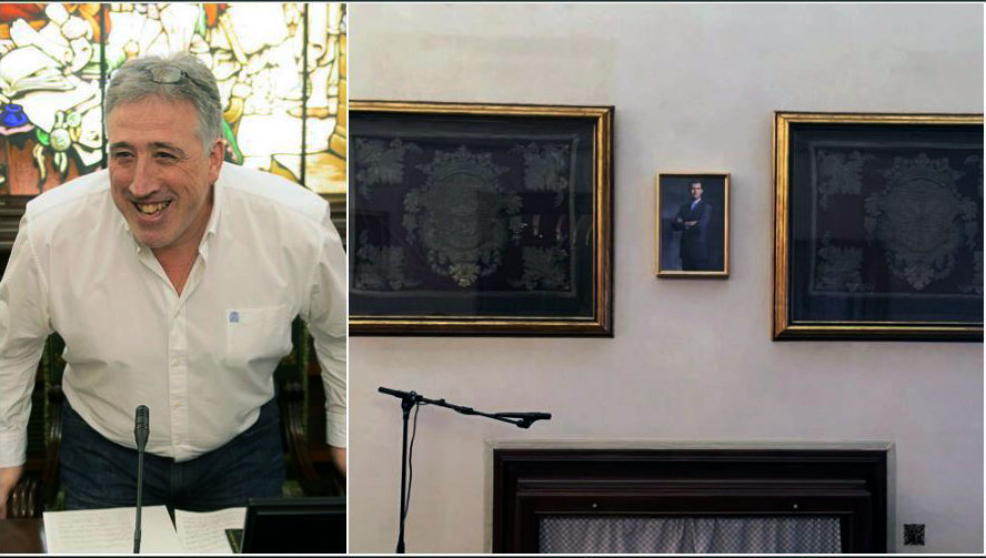 Asirón ha colocado un mini retrato del Rey Felipe VI entre otros dos grandes cuadros en el Ayuntamiento..