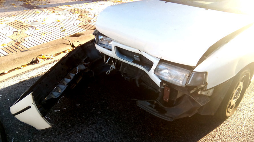 Estado en el que ha quedado uno de los vehículos implicados en el accidente múltiple de la avenida de Aróstegui. POLICÍA MUNIPAL