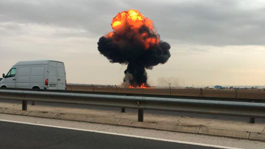 Columna de fuego y humo tras el accidente de un avión militar cerca de la base de Torrejón de Ardoz (2)