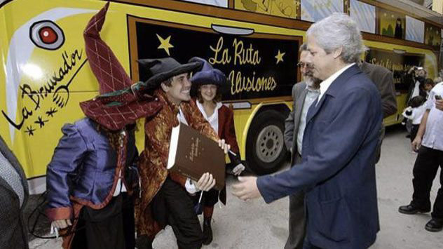 El propietario de la administración de loterías La Bruixa d'Or, Xavier Gabriel, en un acto recibiendo un autobús promocional de su local y a varios elfos de la suerte EFE