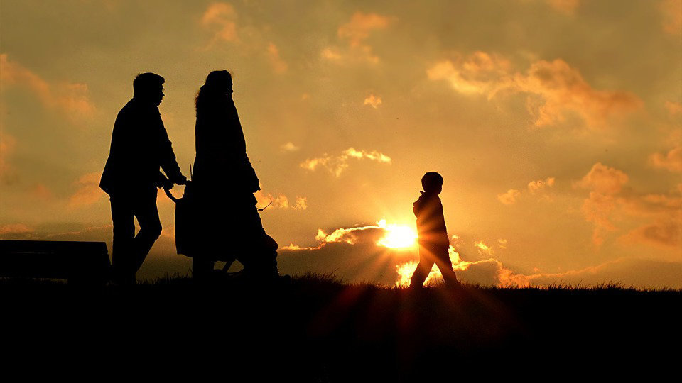 Una familia pasea al atardecer en un campo de Navarra ARCHIVO