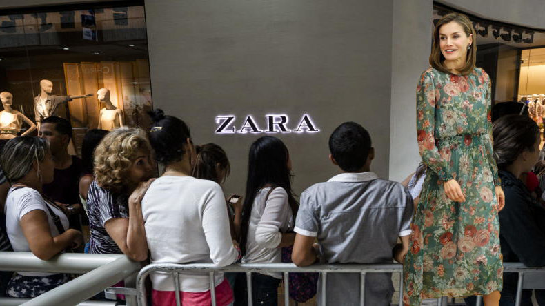 Fotomontaje del vestido de Zara que ha lucido la Reina Letizia Ortiz y una foto de archivo de una cola de personas esperando en una tienda de Zara. FOTOMONTAJE