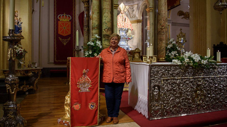 Carmen Goldaraz con uno de los paños que confeccionado para la capilla de San Fermín con motivo del Año Santo. PABLO LASAOSA