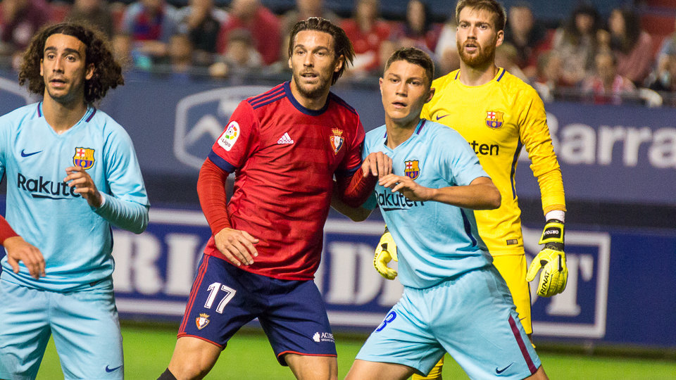 Xisco en acción durante el partido Osasuna - Barcelona B disputado en El Sadar. IÑIGO ALZUGARAY
