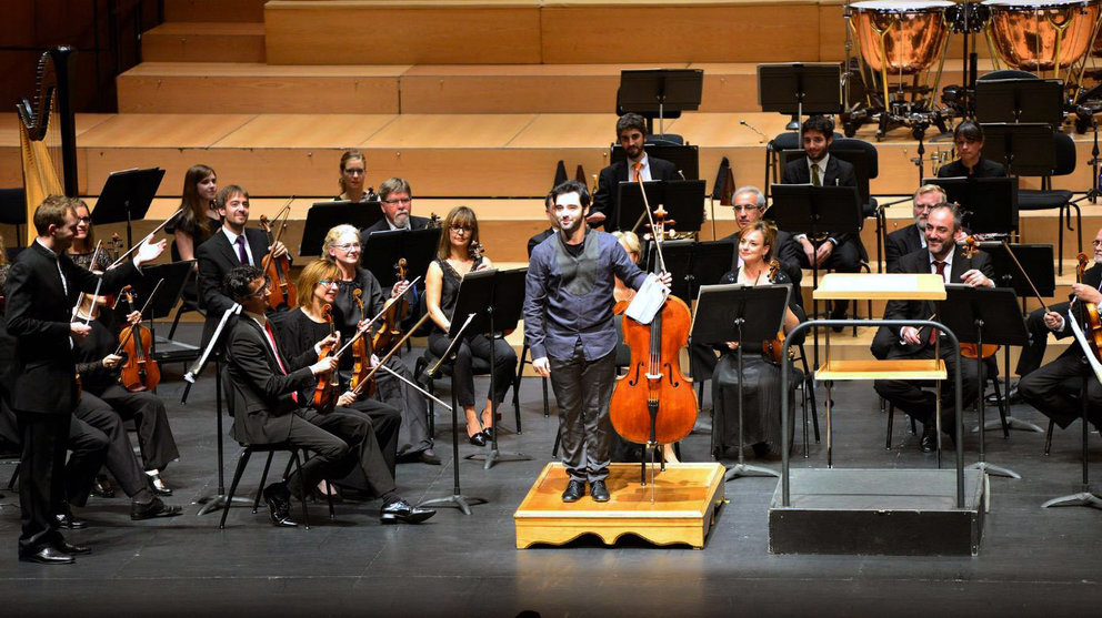 Pablo Fernández, al violonchelo, junto a la Orquesta Sinfónica de Navarra. FOTO OSN