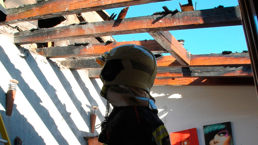 Los Bomberos de Navarra trabajan en el interior de la vivienda de Añorbe. GOBIERNO DE NAVARRA