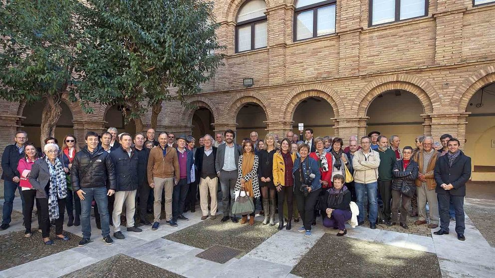 Imagen de los participantes en el XIII seminario de las 'dos navarras' celebrado en Tudela con el alcalde Eneko Larrarte y la consejera de Relaciones Ciudadanas, Ana Ollo CEDIDA