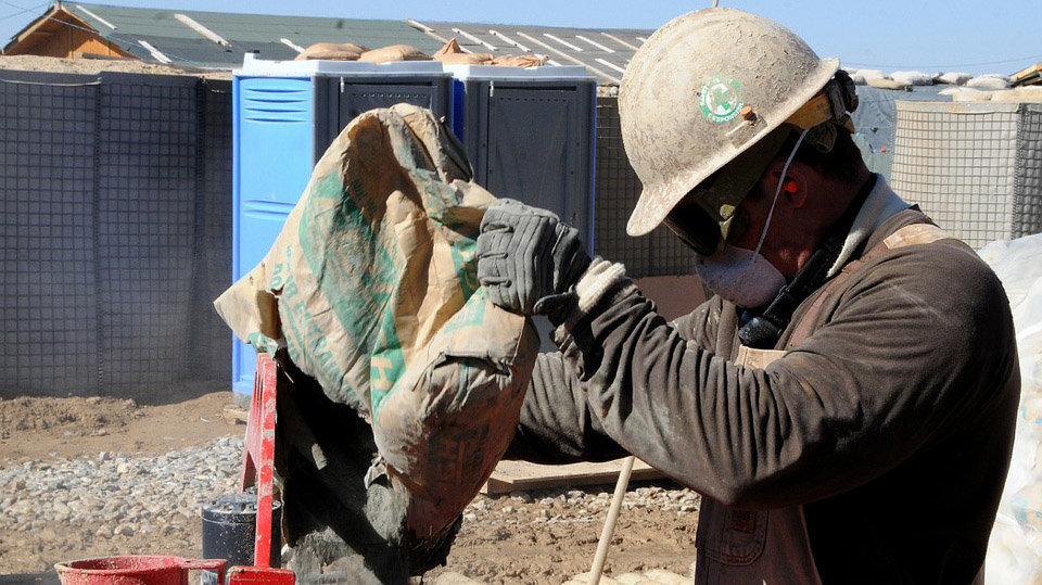 Un albañil trabaja en la construcción de una obra ARCHIVO