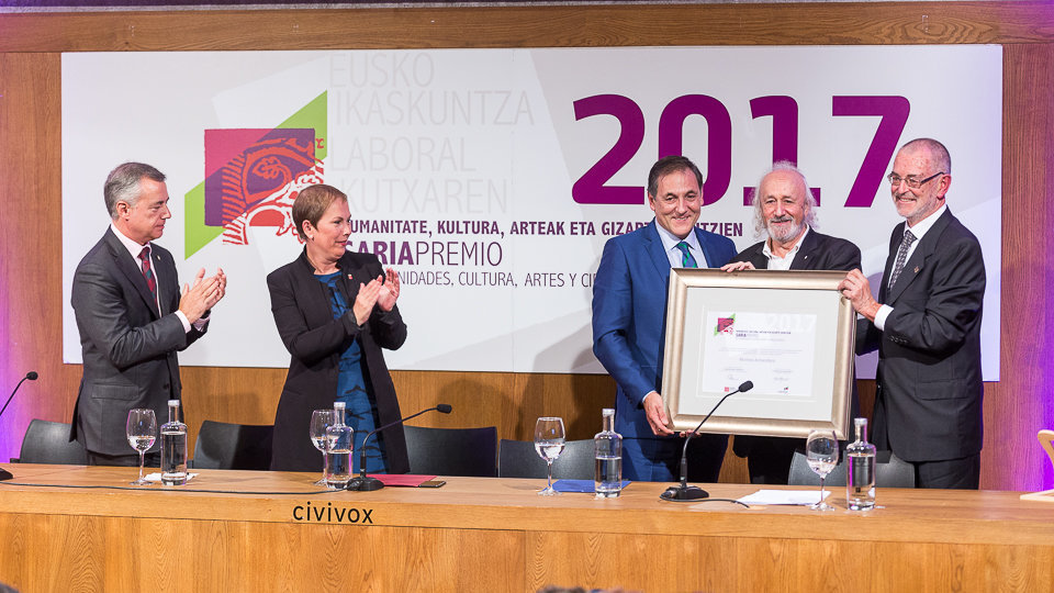 El director de cine navarro Montxo Armendáriz recibe el Premio Eusko Ikaskuntza-Laboral Kutxa acompañado, entre otros, de Uxue Barkos e Íñigo Urkullu (48). IÑIGO ALZUGARAY