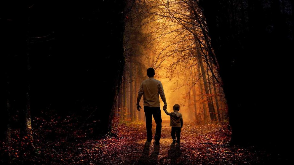 Un padre pasea con su hijo por un bosque. ARCHIVO