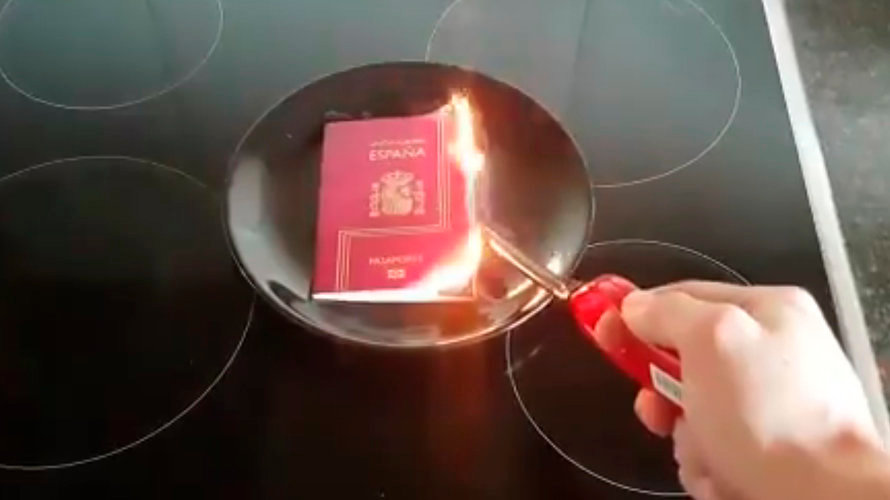 Un fotograma del vídeo en el que un independentista quema el pasaporte español
