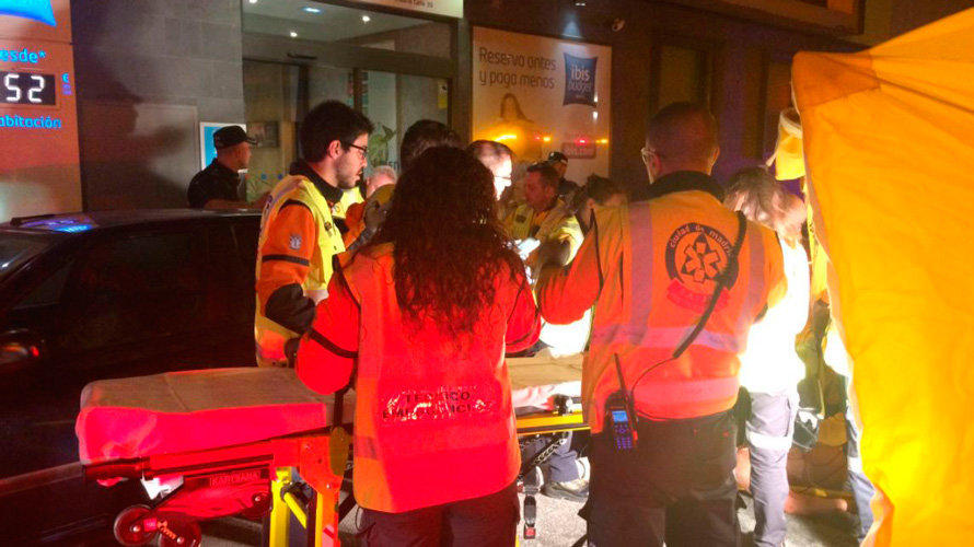 Emergencias de Madrid atienden al hombre herido en la reyerta. EMERGENCIAS