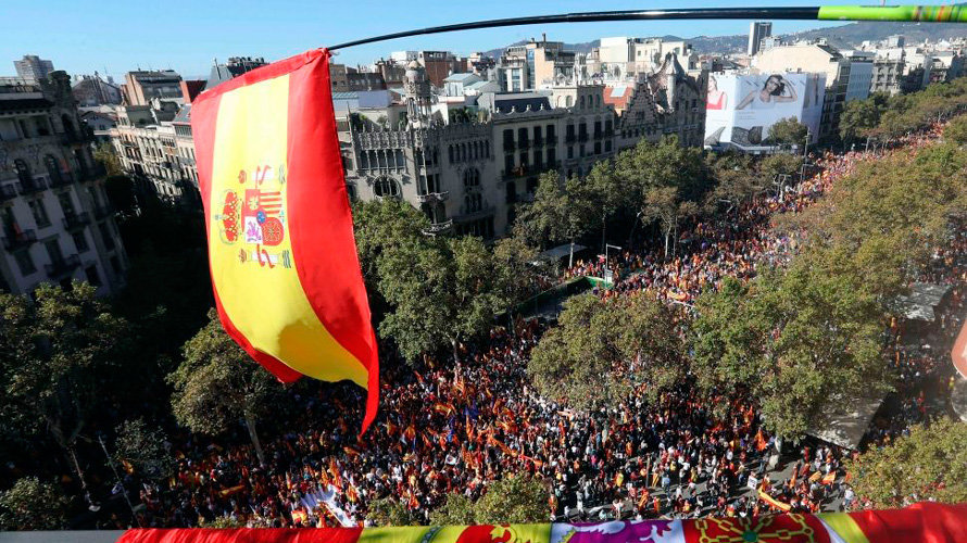 Miles de personas han inundado las calles de Barcelona con banderas españolas para gritar en contra de la independencia EFE
