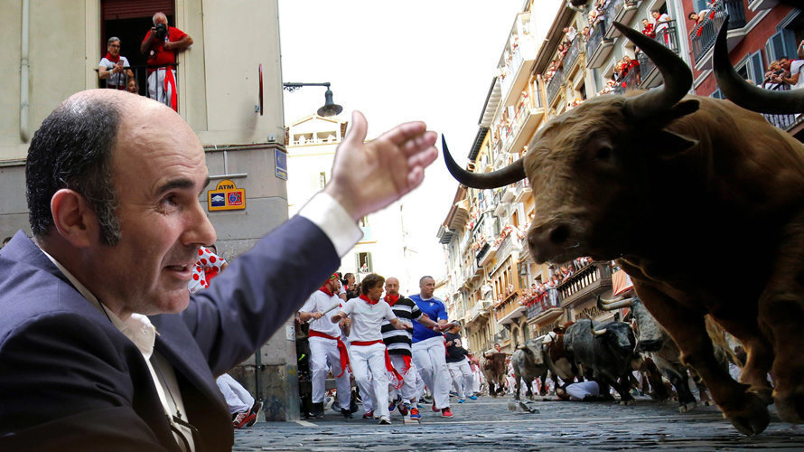 El vicepresidente de Desarrollo Económico del Gobierno de Navarra, Manu Ayerdi, junto a una imagen de los encierros de Sanfermines FOTOMONTAJE