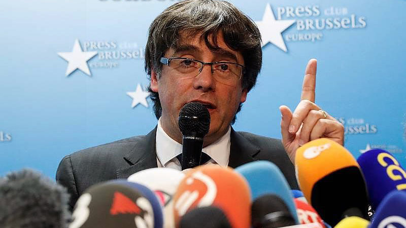 Sacked Catalan leader Carles Puigdemont attends a news conference at the Press Club Brussels Europe in Brussels, Belgium, October 31, 2017.  REUTERS/Yves HermanCODE: X00380