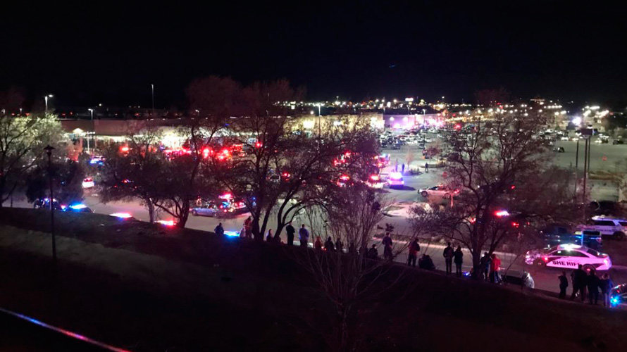 La Policía, a las afueras del centro comercial en el que se ha registrado un tiroteo en Denver @MikeKonopasek