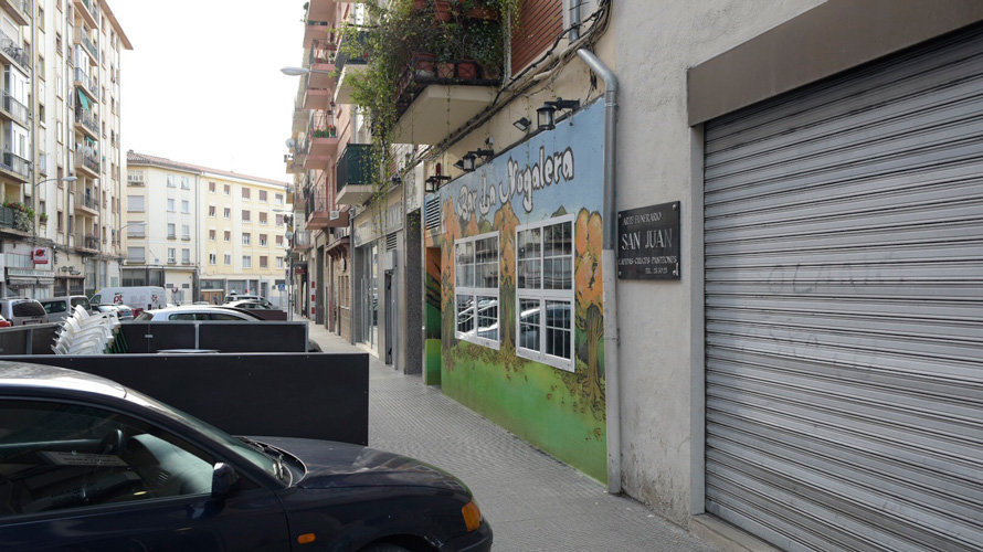 Exterior del bar La Nogalera, en Burlada, tras el apuñalamiento de un hombre que finalmente perdió la vida. PABLO LASAOSA (1)