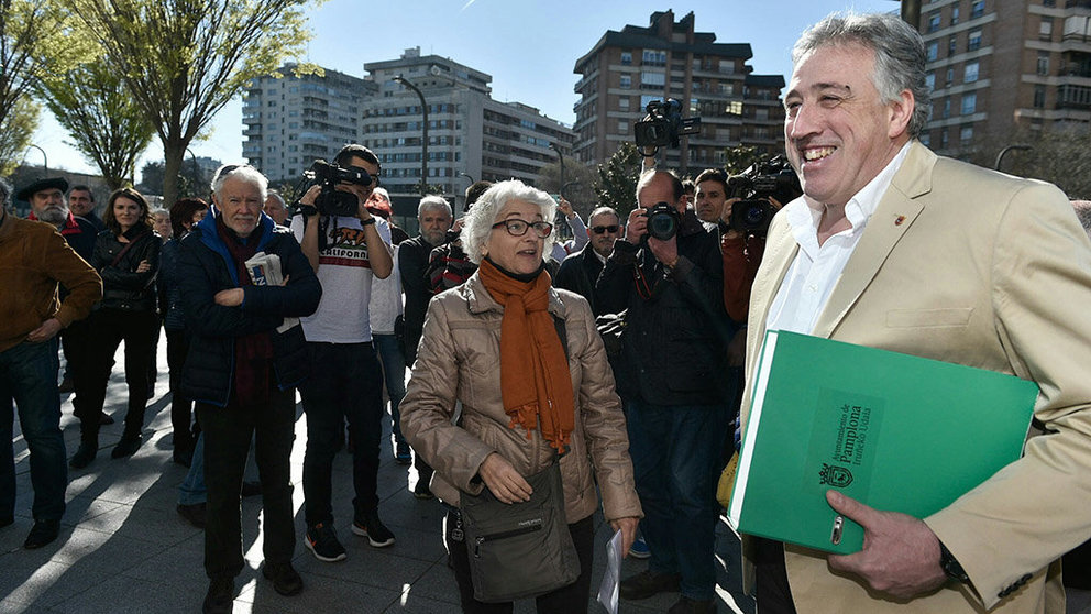 Joseba Asirón acude al juzgado para presentar la querella contra crímenes del franquismo en Pamplona. PABLO LASAOSA (4)