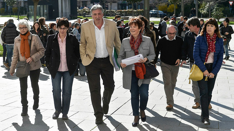 Joseba Asirón acude al juzgado para presentar la querella contra crímenes del franquismo en Pamplona. PABLO LASAOSA (8)