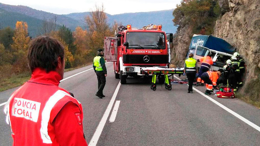 Las asistencias sanitarias atienden al conductor de un camión que se ha accidentado en Burgui. POLICÍA FORAL