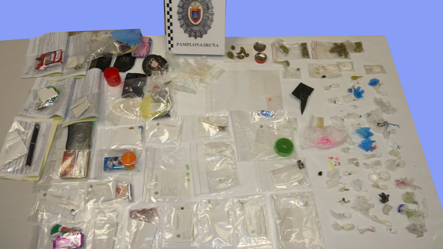 Conjunto de la droga incautada en un local hostelero del Ensanche de Pamplona. POLICÍA MUNICIPAL.jpg