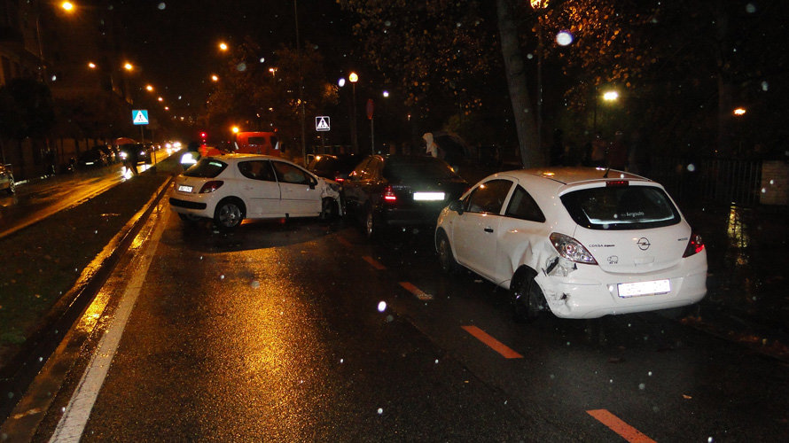 El coche cruzado después de golpear a otros tres vehículos aparcados en la calle Biurdana. POLICÍA MUNICIPAL