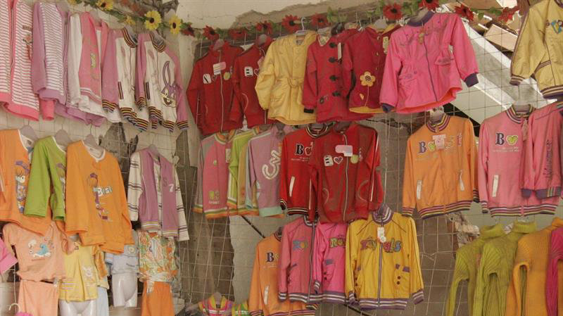 Imagen de una tienda de ropa infantil EFE